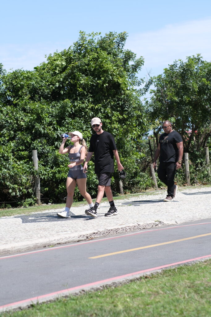 Após gravação na Globo, Murillo Conventi aproveita dia de praia com sua mulher Luiza Malavazzi no RJ 4 DSCF2994
